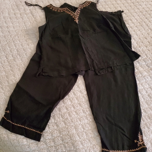 2 piece Capri Pant Linen outfit. - Picture 3 of 4